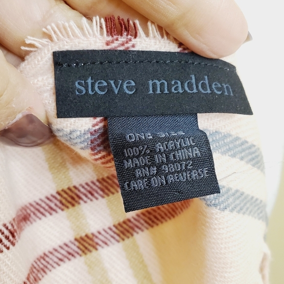Steeve Madden plaid Fringe  scarf - Picture 6 of 8
